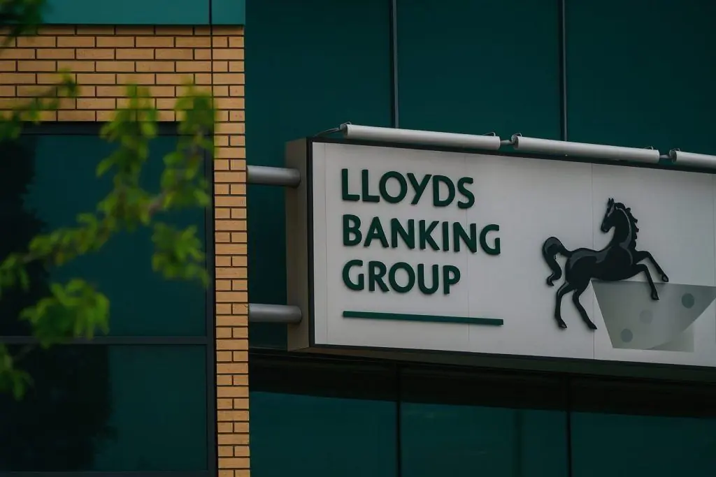 Lloyds Banking Group Share Price Near 10‑Year High: Is LLOY Stock Still a Buy in December 2025?