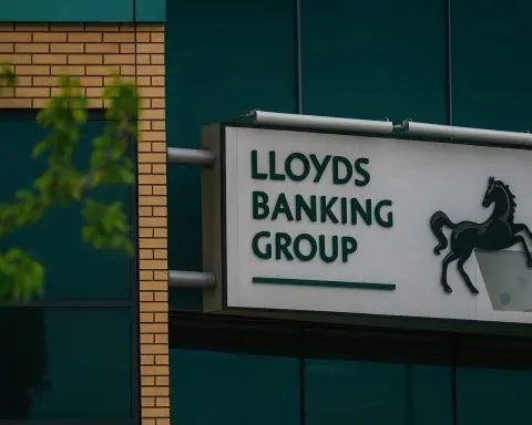 Lloyds Share Price Near 10‑Year High: What a £5,000 2025 Investment Is Worth Now – and the Big Risks for 2026