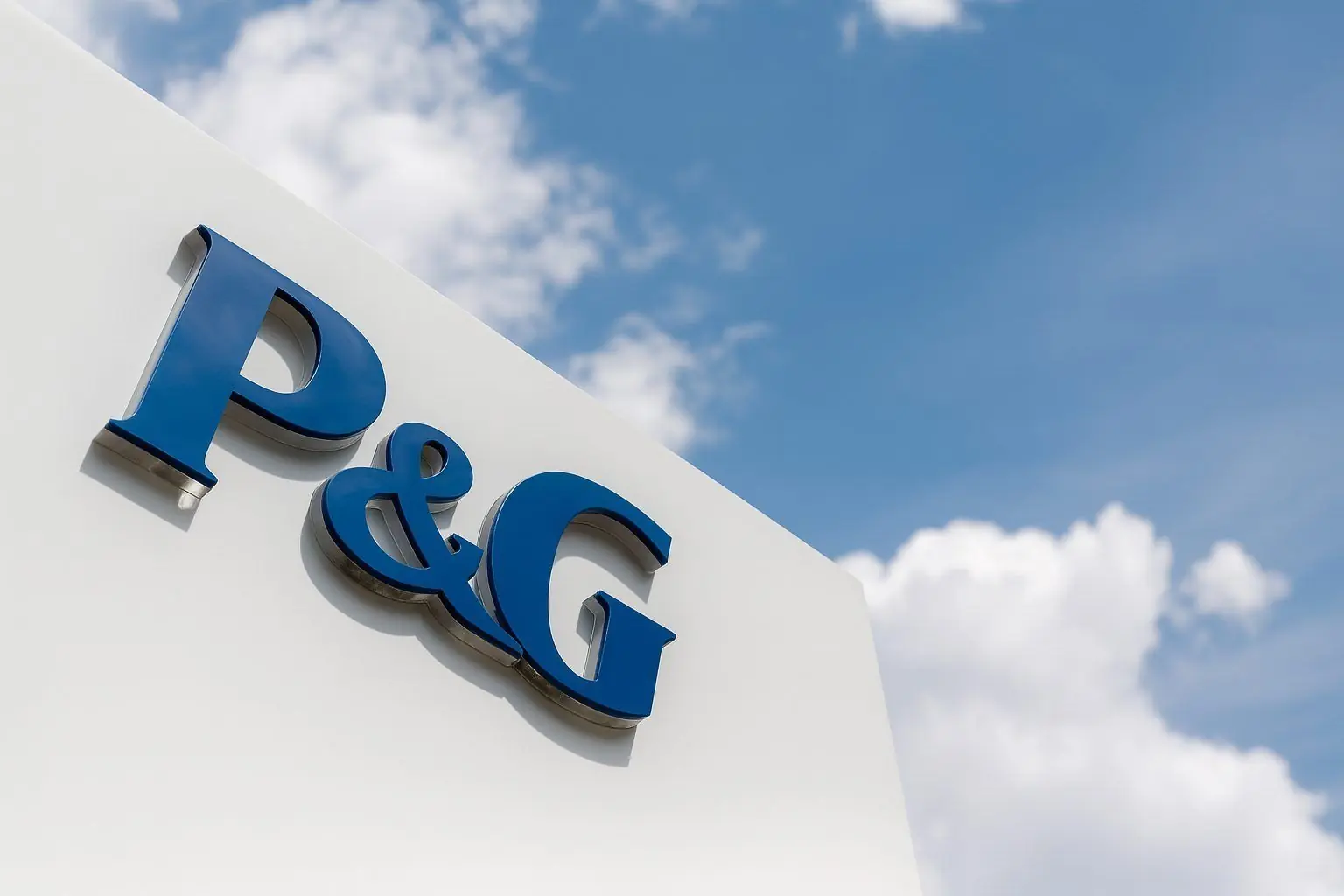 Procter & Gamble (PG) Stock Outlook Before the December 1, 2025 Open: Earnings Beat, Tariff Headwinds and Dividend Firepower