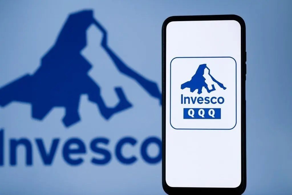 QQQ Stock Outlook Before December 1, 2025 Open: How Fund Outflows, Billionaire Buying and a Nasdaq 100 Shake‑Up Set the Stage