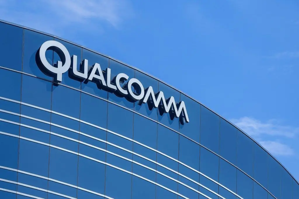 Qualcomm (QCOM) Stock Rises as Alphawave AI Deal Advances and Snapdragon 8 Gen 5 Launches — November 28, 2025