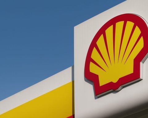Shell Plc stock jumps 3% as buyback rolls on; oil rally sets up week ahead