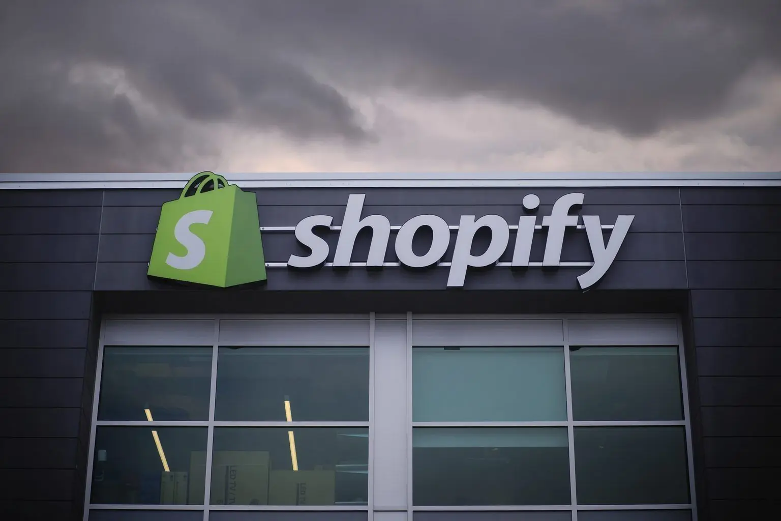 Shopify Stock Before the Open on December 1, 2025: Black Friday Record, Layoffs and 2026 Price Targets