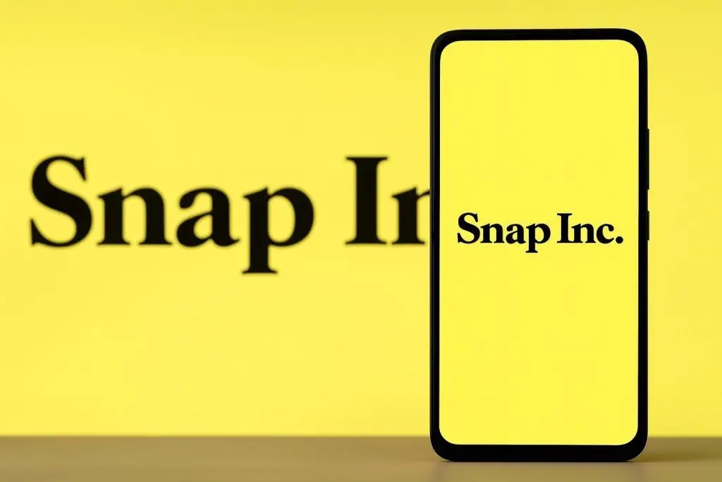SNAP Stock Today (Nov. 25, 2025): Snapchat Parent Pauses as Wall Street Weighs AI Deal, Q3 Earnings and New Teen Ban Risks