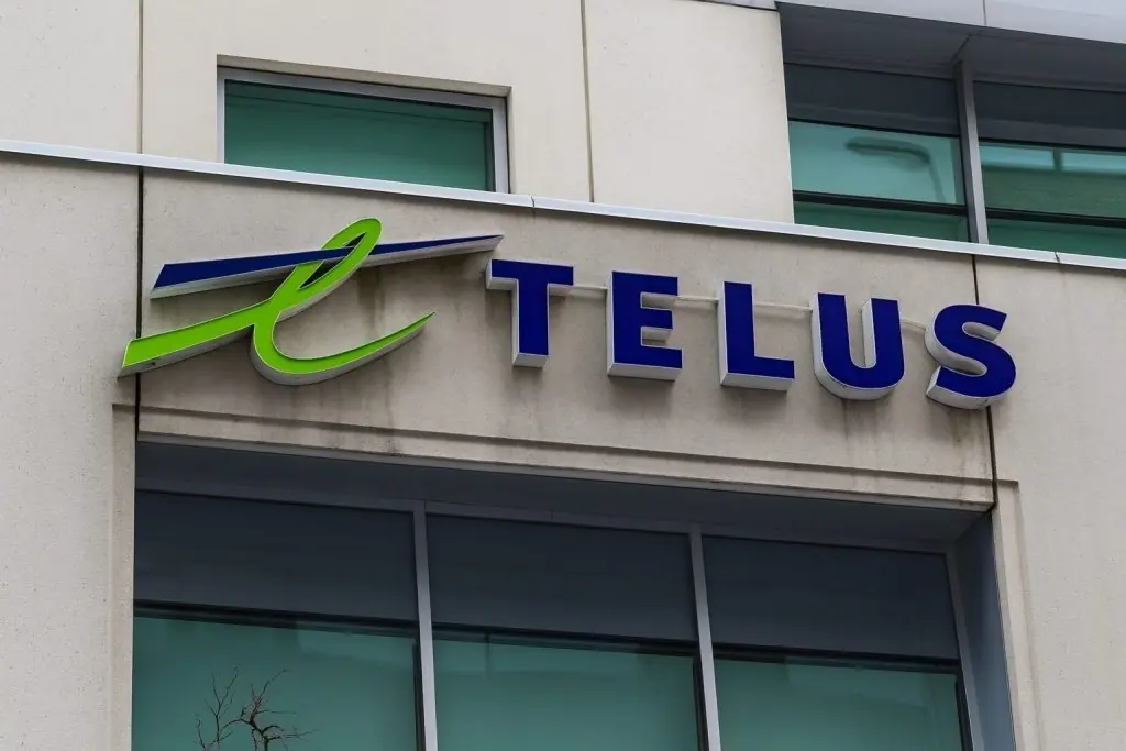 TELUS Stock Hits New 12‑Month Low After BMO Downgrade — What a 9% Dividend and Deleveraging Plan Mean for Investors