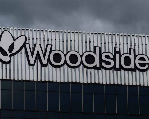 Woodside Energy (WDS) share price slips after North West Shelf contract extension: what investors watch next