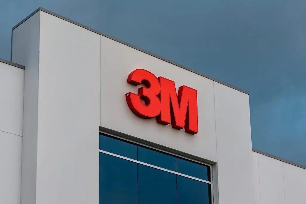 3M (MMM) Stock Near 52-Week High: 2025 Earnings, Dividend Reset and 2026–2027 Forecast
