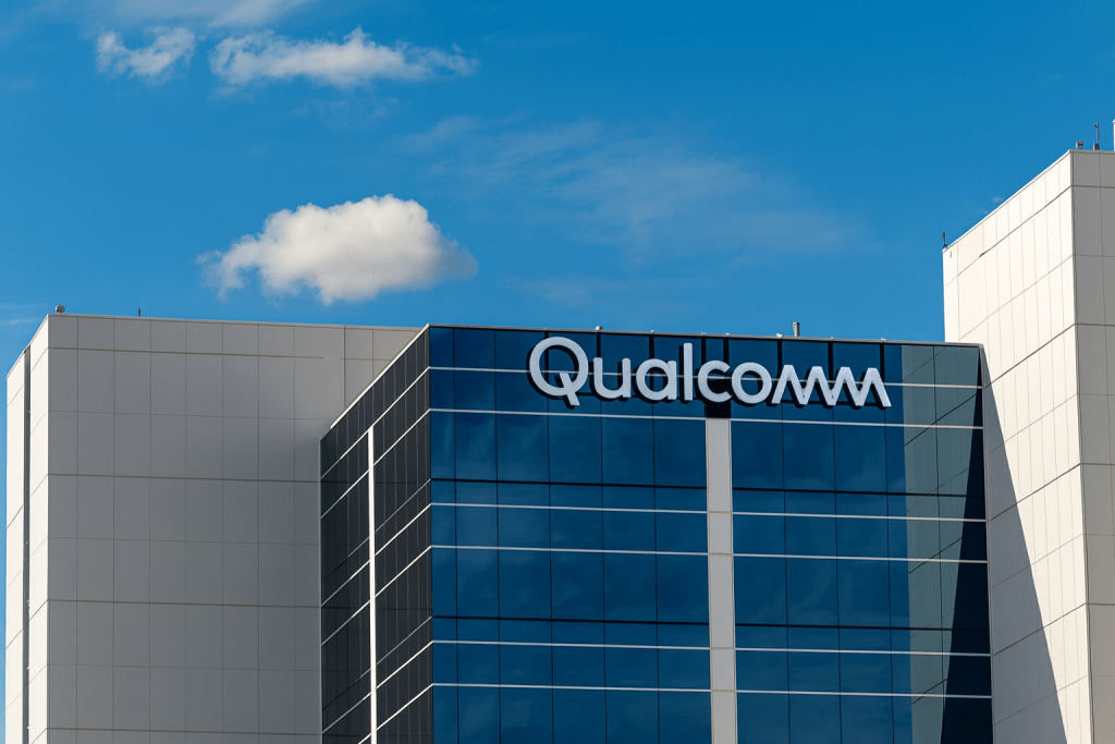 Qualcomm (QCOM) Stock Outlook 2025–2026: AI Pivot, UK Lawsuit and What the Latest Earnings Mean for Investors