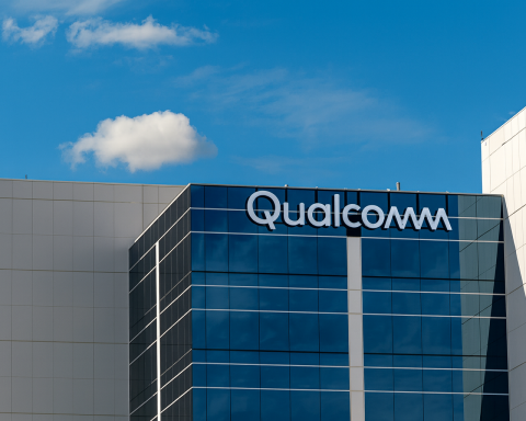 Qualcomm (QCOM) Stock Outlook 2025–2026: AI Pivot, UK Lawsuit and What the Latest Earnings Mean for Investors