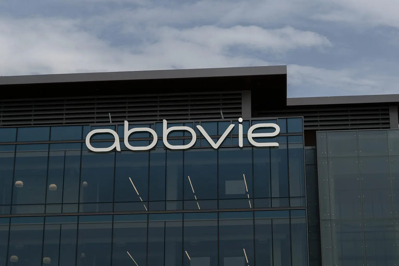 AbbVie Stock Outlook (ABBV): Weekly Recap, Fresh Analyst Upgrades, and the Week-Ahead Setup (Updated Dec. 12, 2025)