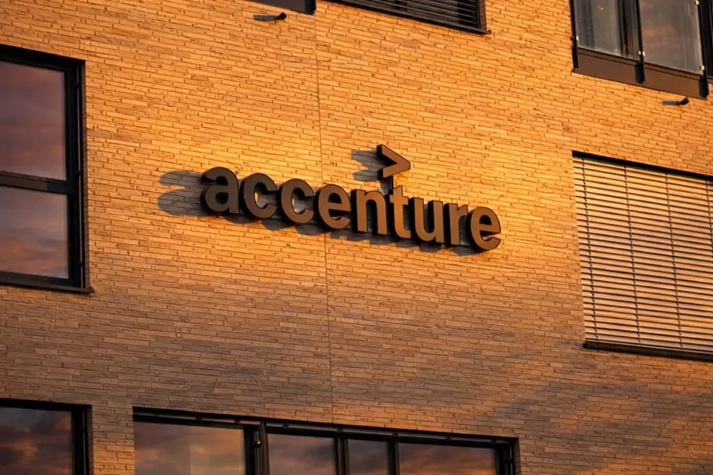 Accenture Stock (ACN) Week Ahead: Earnings Beat, $2.2B AI Bookings, Dividend Hike — What to Watch in the Holiday-Shortened Week