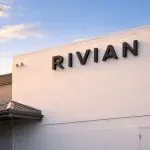 Aggiornamento del weekend sulle azioni Rivian (RIVN): Cramer segnala uno “short squeeze” mentre i rialzisti puntano sul catalizzatore R2 del 2026 in vista dell’apertura di lunedì
