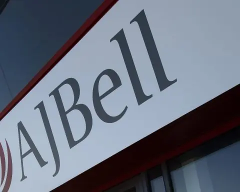 AJ Bell Share Price Falls Despite Record 2025 Results and £50m Buyback – What It Means for Investors Today