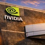 Akcje NVIDIA (NVDA) rosną po wiadomościach o przeglądzie eksportu do Chin, a Wall Street podnosi prognozy na 2026 rok