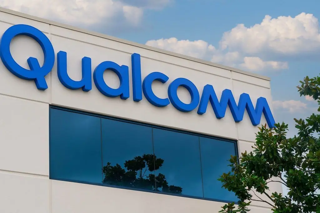 Akcje Qualcomm (QCOM) dziś: rozwój AI, termin dywidendy i prognoza na 2026 rok – 2 grudnia 2025