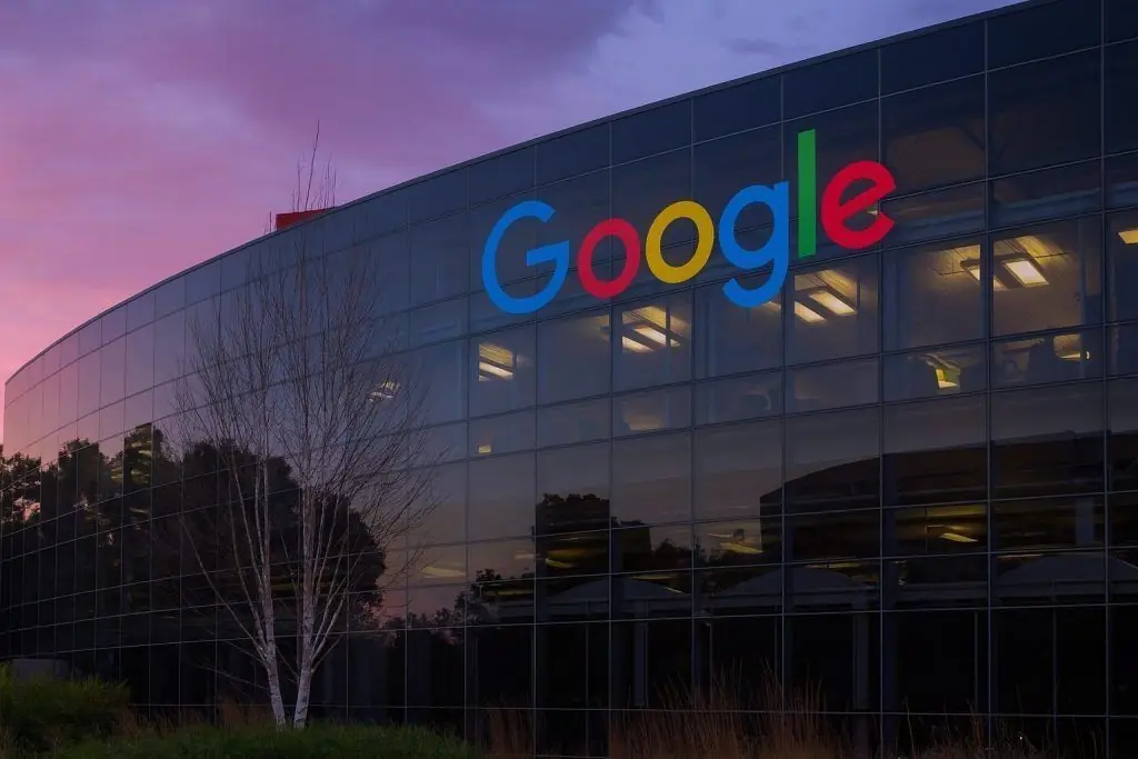Alphabet (GOOGL) Stock Outlook: AI Euphoria, Buffett’s Big Bet and 2026 Forecast After Fresh Analyst Calls
