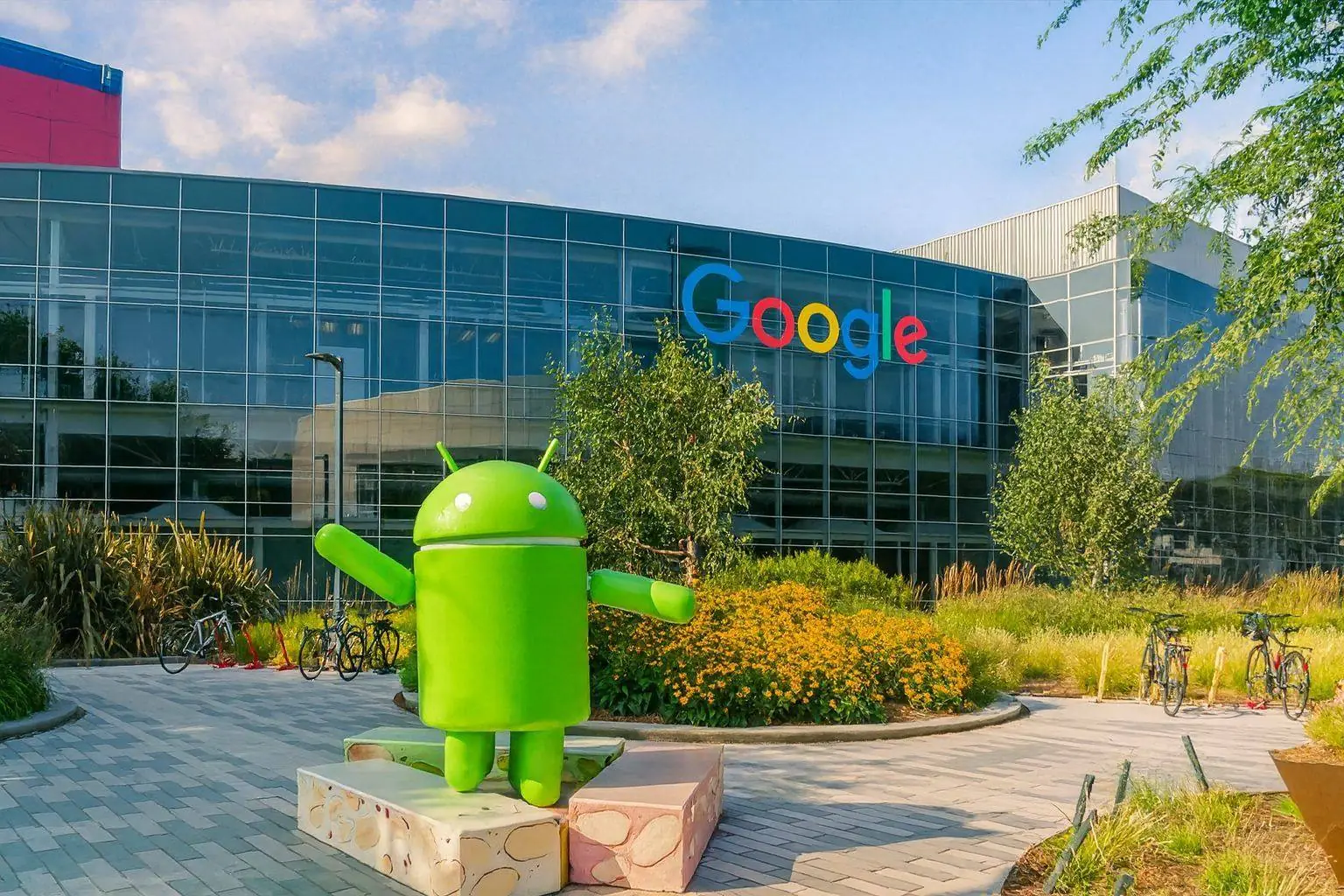 Alphabet Stock on Dec. 6, 2025: AI Chips, Antitrust Ruling and 2026 Forecasts