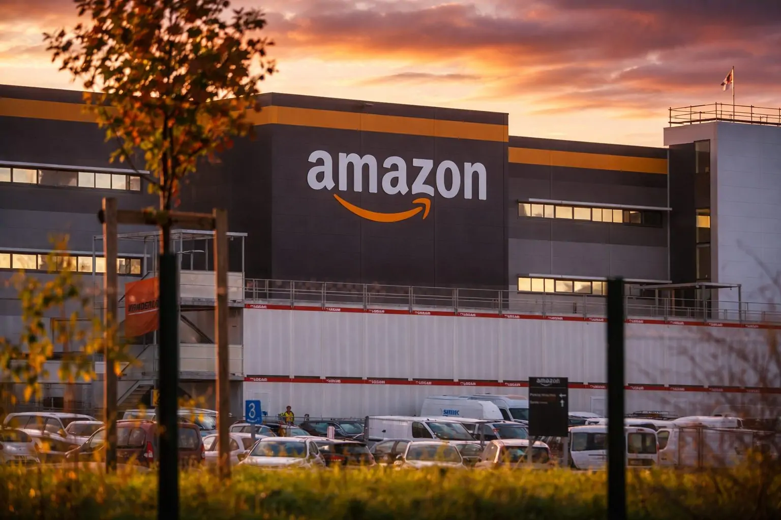 Amazon Stock AMZN Week Ahead Outlook for Dec 22–26 2025: OpenAI Talks, AWS AI Chip Momentum, and a Holiday-Shortened Market