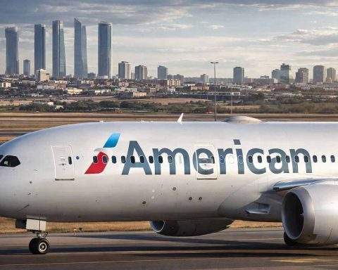 American Airlines stock slips after flight attendants’ rare no-confidence vote in CEO Isom
