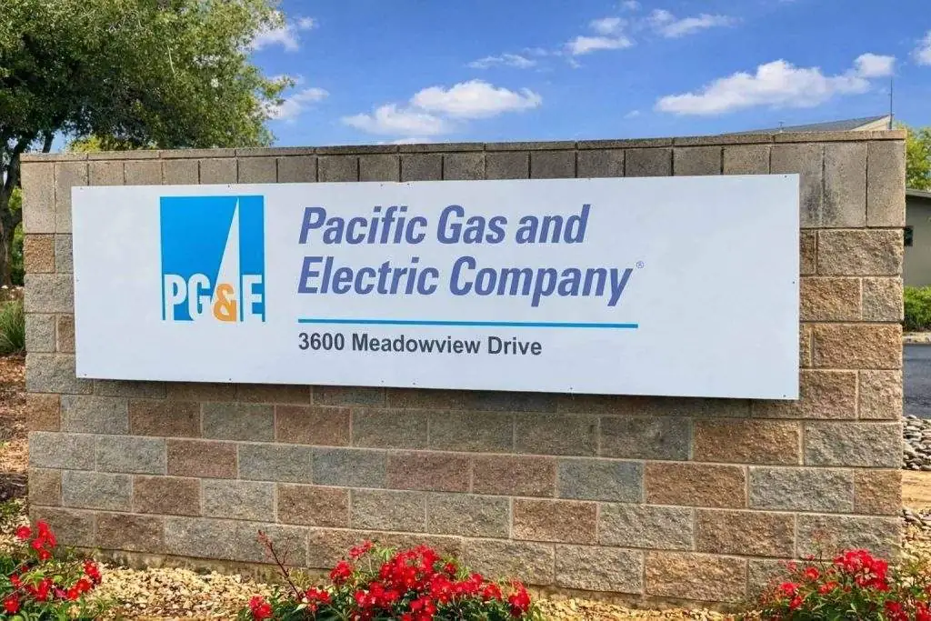 Apagão da PG&E em San Francisco em 20 de dezembro de 2025: 125.000 clientes sem luz, BART e Muni interrompidos após incêndio em subestação