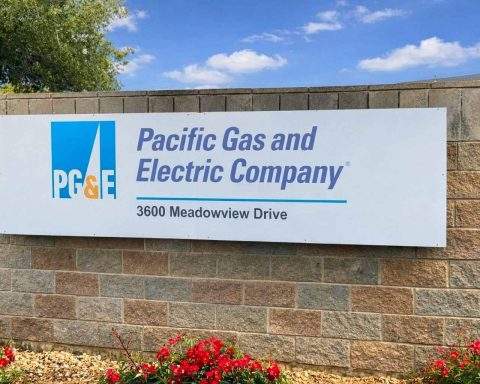 Apagão da PG&E em San Francisco em 20 de dezembro de 2025: 125.000 clientes sem luz, BART e Muni interrompidos após incêndio em subestação