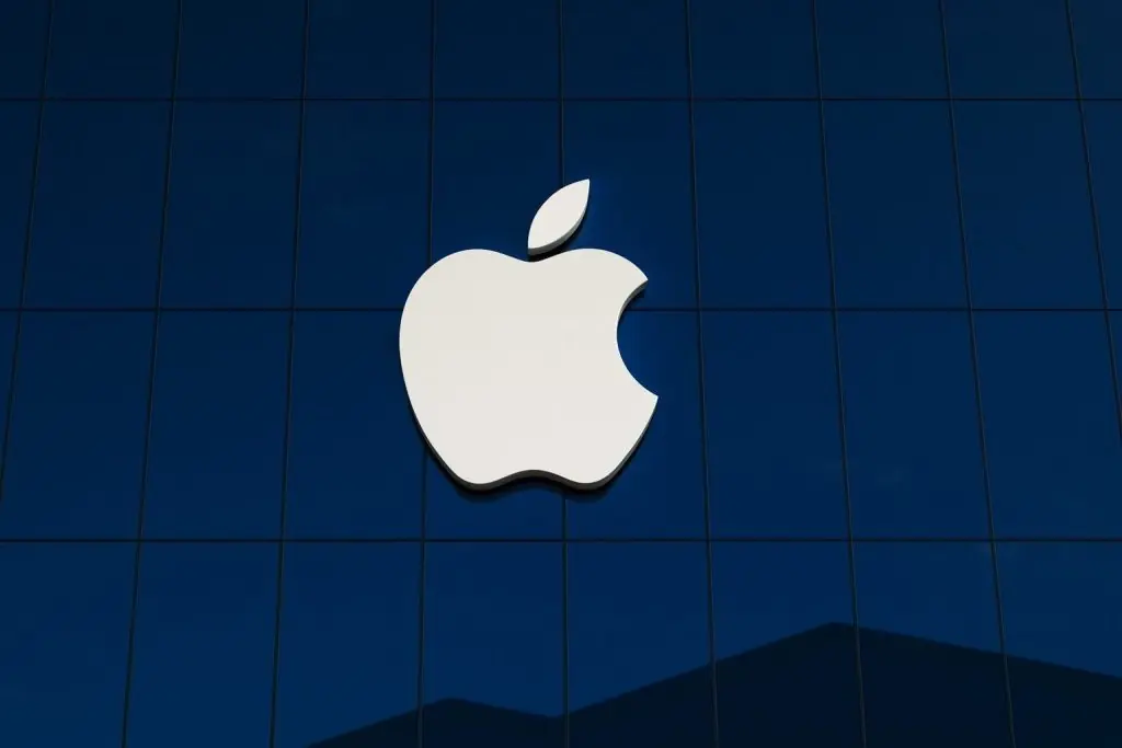 Apple-Aktienausblick nach Buffetts großem Verkauf, seltenen Entlassungen und neuen KI-Investitionen: Ist AAPL ein Kauf für 2026?