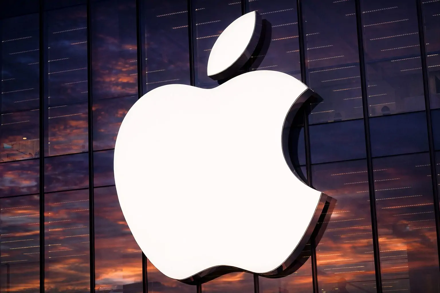 Apple Stock (AAPL) News Today: Siri AI Hype Meets App Store Risk — Fresh Forecasts and What Investors Are Watching on Dec. 19, 2025