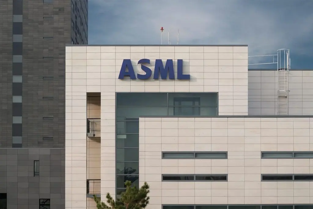 ASML Holding NV Stock (ASML): December 6, 2025 – Price, Fresh Buying, AI Tailwinds and 2026 Growth Risks