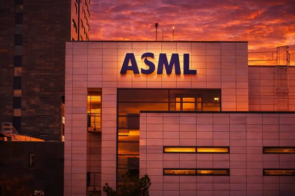 ASML Stock (NASDAQ: ASML) Weekend Briefing: AI-Driven Demand, China Risk, and What to Watch Before Monday’s Open