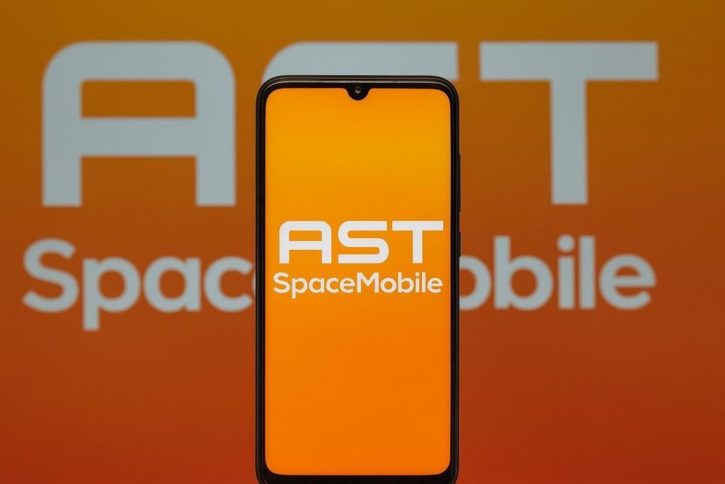 AST SpaceMobile (ASTS) Stock News Today: BlueBird 6 Launch Nears, Ligado FCC Filing Adds a Spectrum Catalyst, and Analysts Split on Price Targets