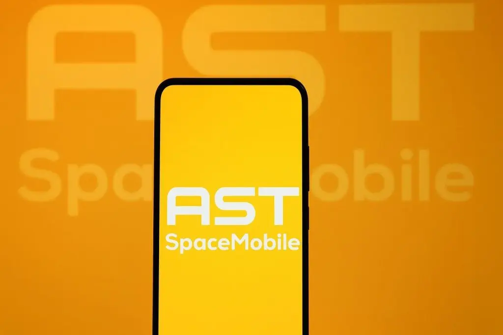 AST SpaceMobile (ASTS) Stock on December 8, 2025: Reddit Mania, Institutional Money and the BlueBird 6 Launch Countdown