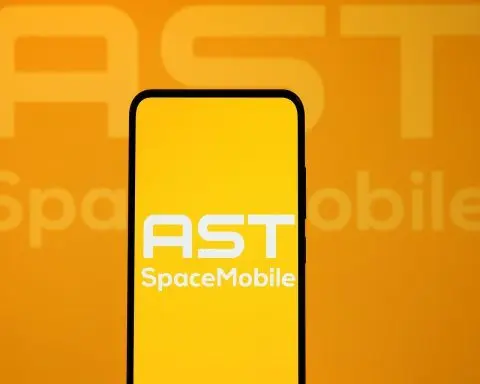 AST SpaceMobile (ASTS) Stock on December 8, 2025: Reddit Mania, Institutional Money and the BlueBird 6 Launch Countdown