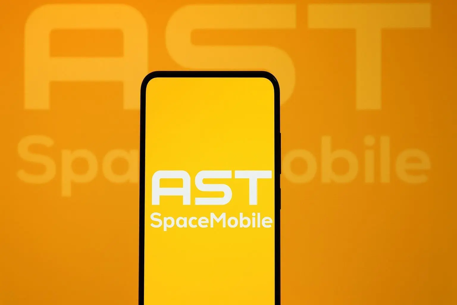AST SpaceMobile (ASTS) Stock on December 8, 2025: Reddit Mania, Institutional Money and the BlueBird 6 Launch Countdown