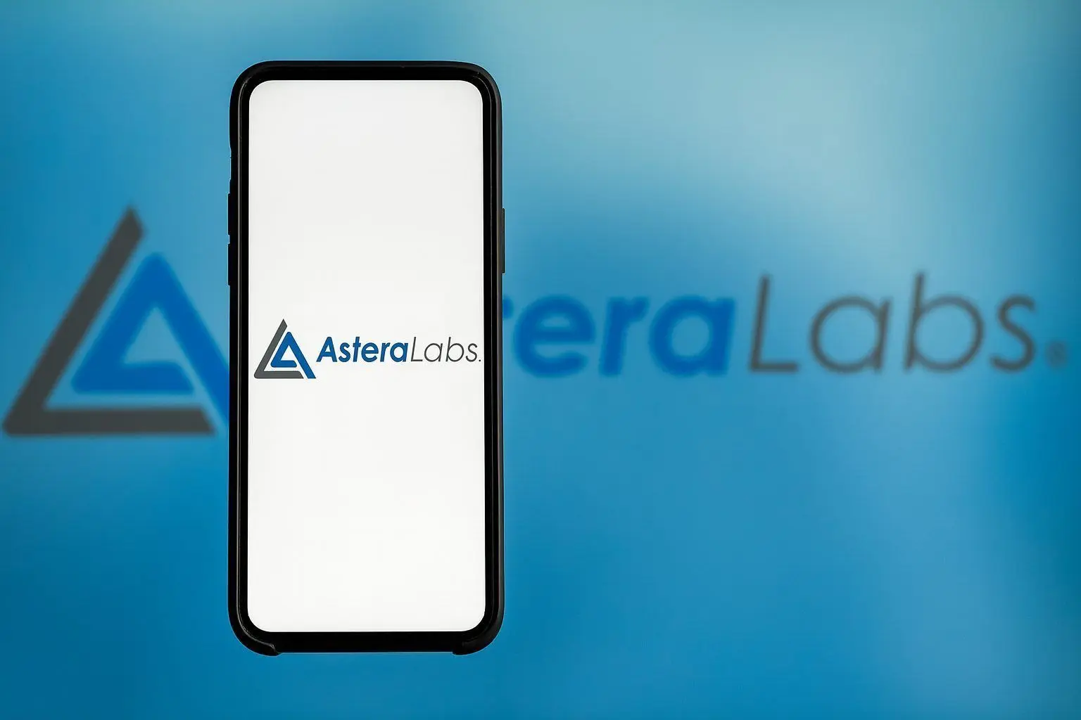Astera Labs (ALAB) Stock This Week: NVLink Fusion Headlines, Analyst Price Targets, and the Week-Ahead Outlook (Updated Dec. 12, 2025)