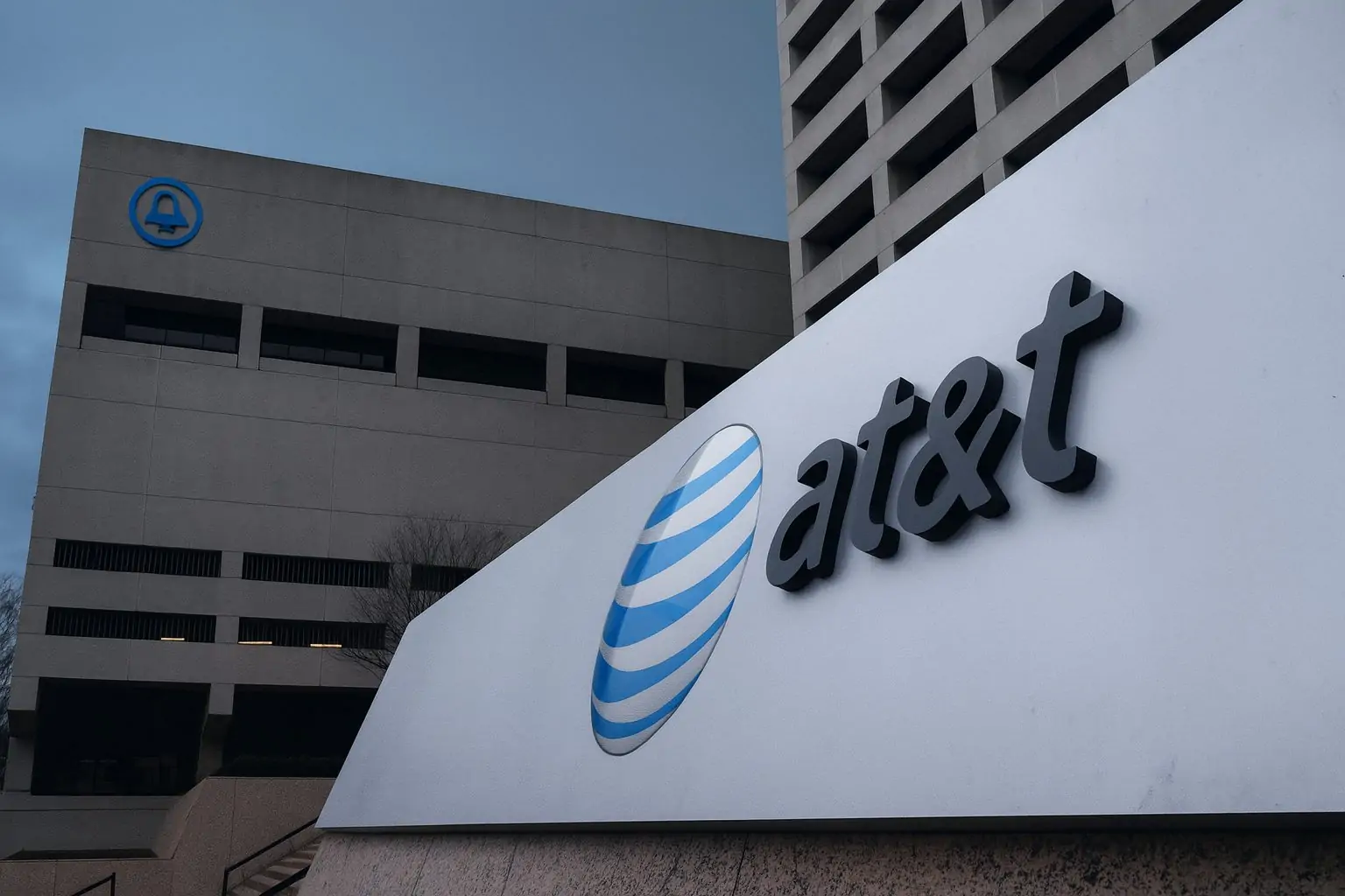 AT&T (T) Stock Price and Forecast Before the December 1, 2025 Open: Latest News, 5G Catalysts and Analyst Targets