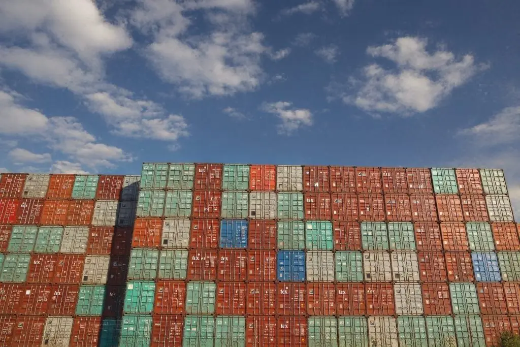 Australia’s October 2025 Trade Surplus Widens to A$4.39 Billion as Imports Jump and Gold Flows Surge