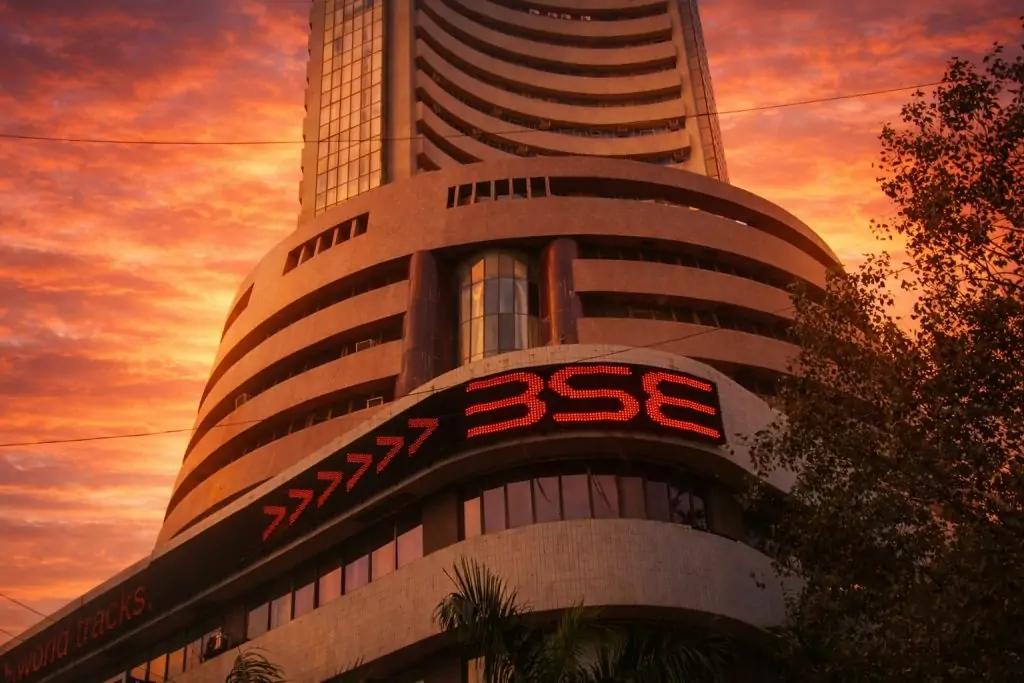 Bombay Stock Exchange Weekend Update: Sensex Slips to 85,041 as Investors Eye Monday’s Cues on FII Flows, Rupee and BSE Derivatives