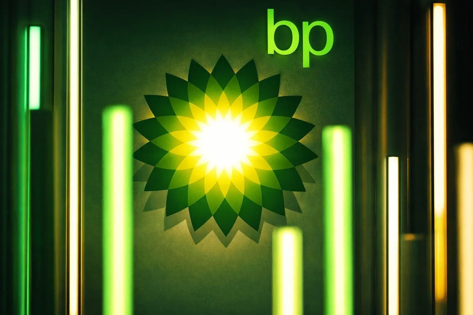 BP PLC Stock Outlook (Dec. 22, 2025): New CEO Meg O’Neill, Buybacks, and 2026 Oil Price Forecasts Put BP Shares in Focus