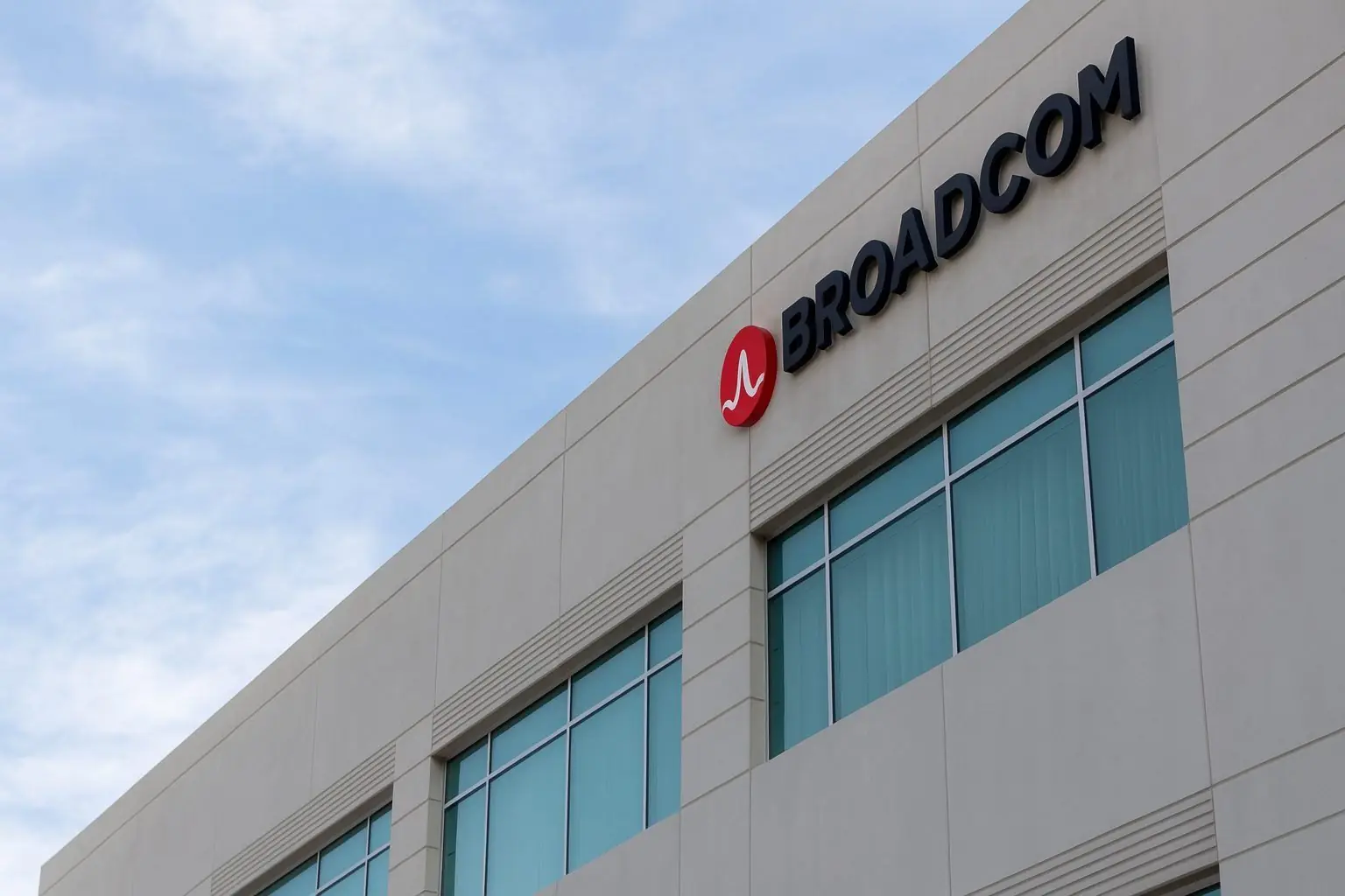 Broadcom (AVGO) Stock on December 3, 2025: AI Supercycle, Fresh Price Targets and the Q4 Earnings Test