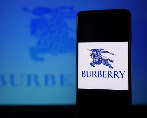 Burberry Group plc Stock on 3 December 2025: Turnaround Hype, JPMorgan Downgrade and What the 2026 Forecasts Really Say