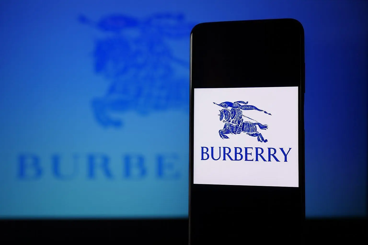 Burberry Group plc Stock on 3 December 2025: Turnaround Hype, JPMorgan Downgrade and What the 2026 Forecasts Really Say