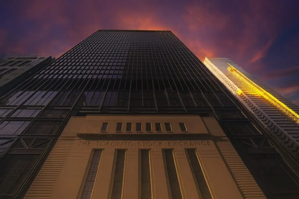 Canada Stock Market Today (Dec. 5, 2025): TSX Sits at Record High as Bank Earnings and Rate Hopes Drive 2026 Optimism