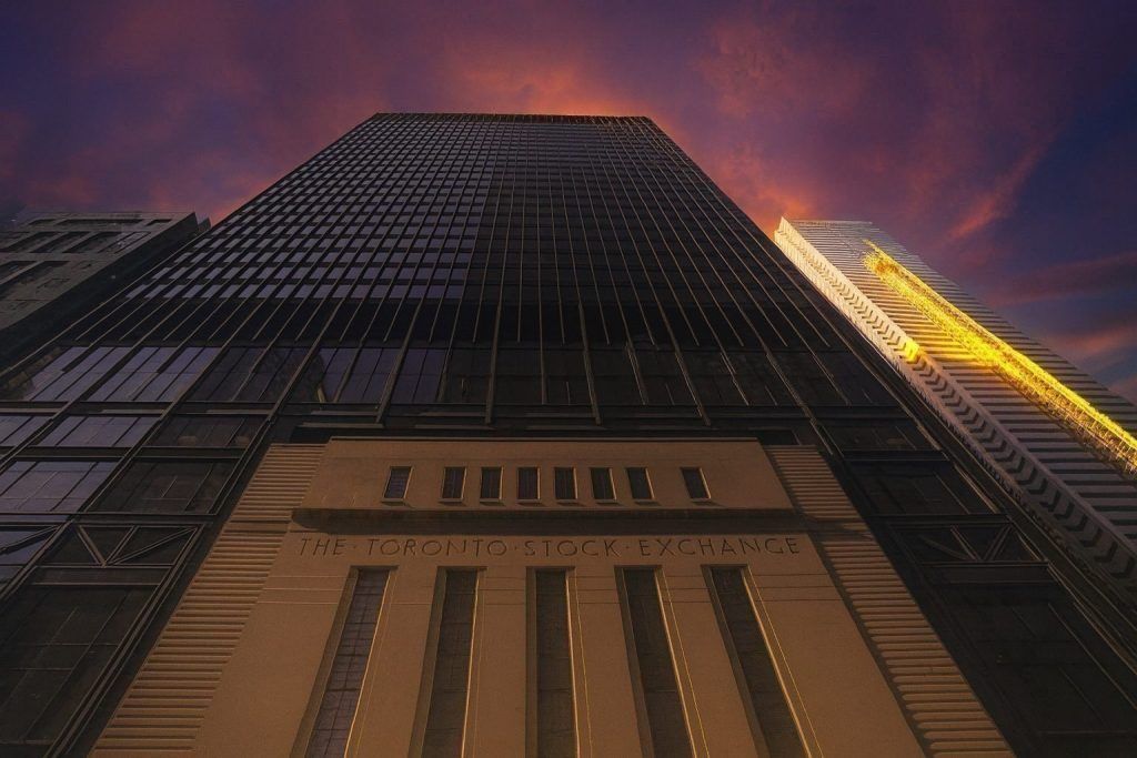 Canada Stock Market Today: TSX Slips After Inflation Holds at 2.2% as Oil Falls and Gold Stays Hot (Dec. 15, 2025)