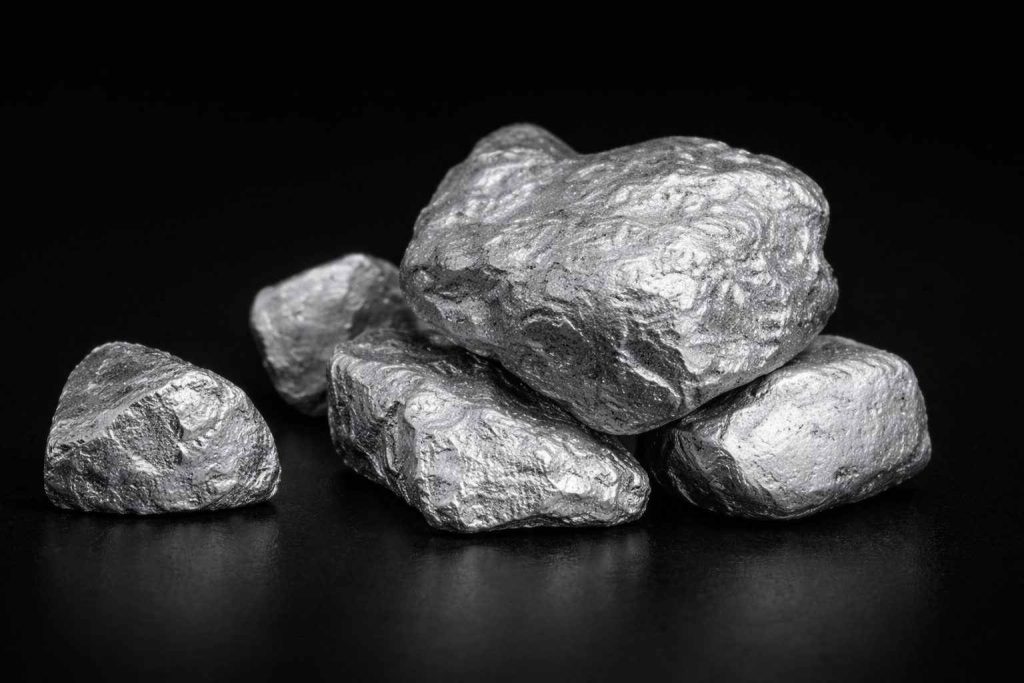 Cena srebra dziś: Srebro spot osiąga nowy rekord blisko 79 USD, gdy zakłady na obniżki stóp Fed i ograniczona podaż napędzają rajd