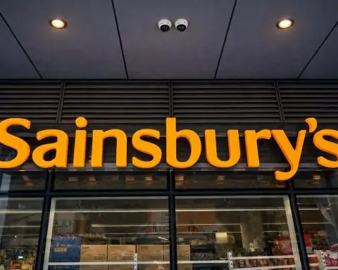 Christmas Supermarket Opening Times 2025: What’s Open in the UK and Ireland on Boxing Day, and What Happens Before New Year