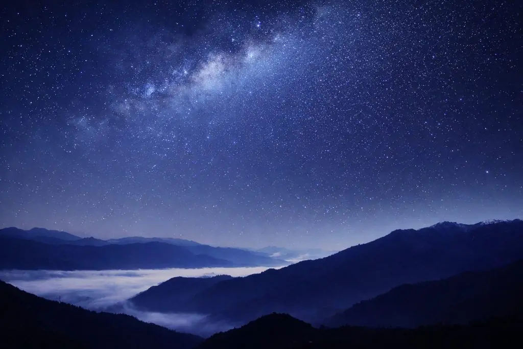 Cielo notturno stasera (21 dicembre 2025): osservazione delle stelle al solstizio d’inverno, picco delle Ursidi, bagliore di Giove — e cometa interstellare 3I/ATLAS