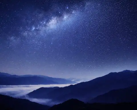 Cielo notturno stasera (21 dicembre 2025): osservazione delle stelle al solstizio d’inverno, picco delle Ursidi, bagliore di Giove — e cometa interstellare 3I/ATLAS