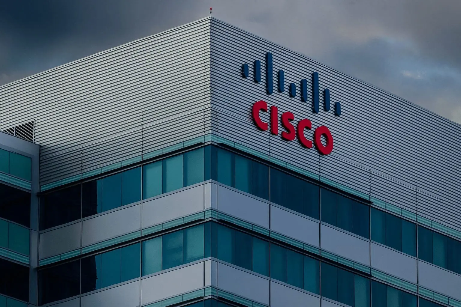 Cisco Stock (CSCO) Tests $80 Resistance as AI Demand Surges: Latest News, Analyst Ratings and Price Forecasts – December 9, 2025