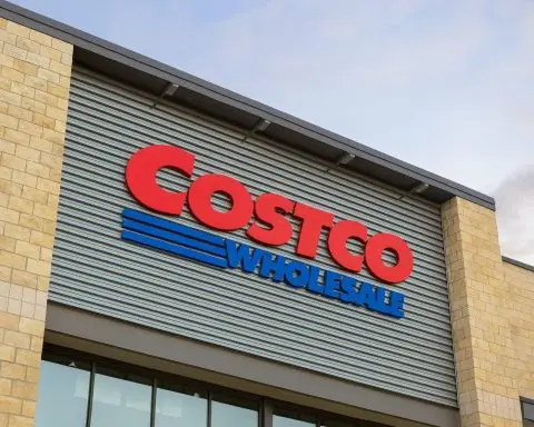 Costco Stock (COST) in December 2025: Special Dividend Odds, Tariff Fight and Wall Street Forecasts Before Earnings
