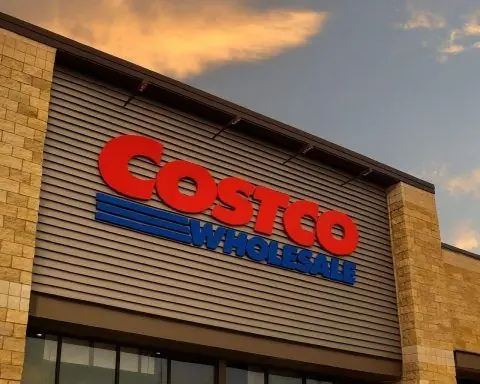 Costco Stock (COST) in December 2025: Tariff Fight, Strong Sales and a High‑Valuation 2026 Buy Case